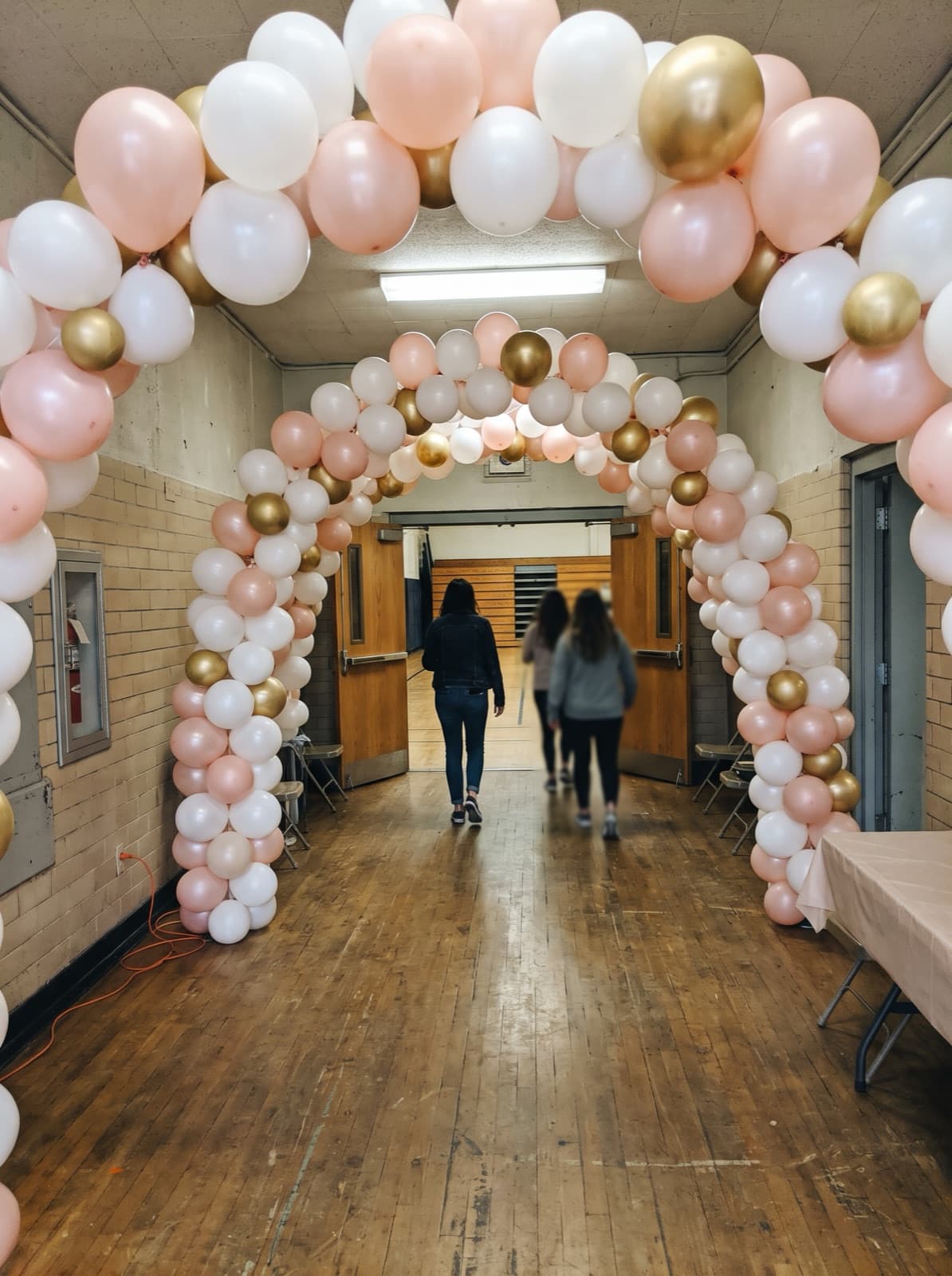 Balloon tunnel of linked arches into a gym